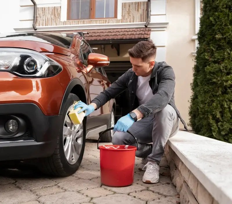 Lavage auto à domicile Guiclan : professionnel intervenant sur un véhicule